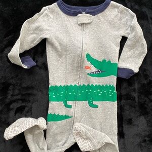🌷 5 for $10 🌟ships free over $25 Carter’s footie pajamas